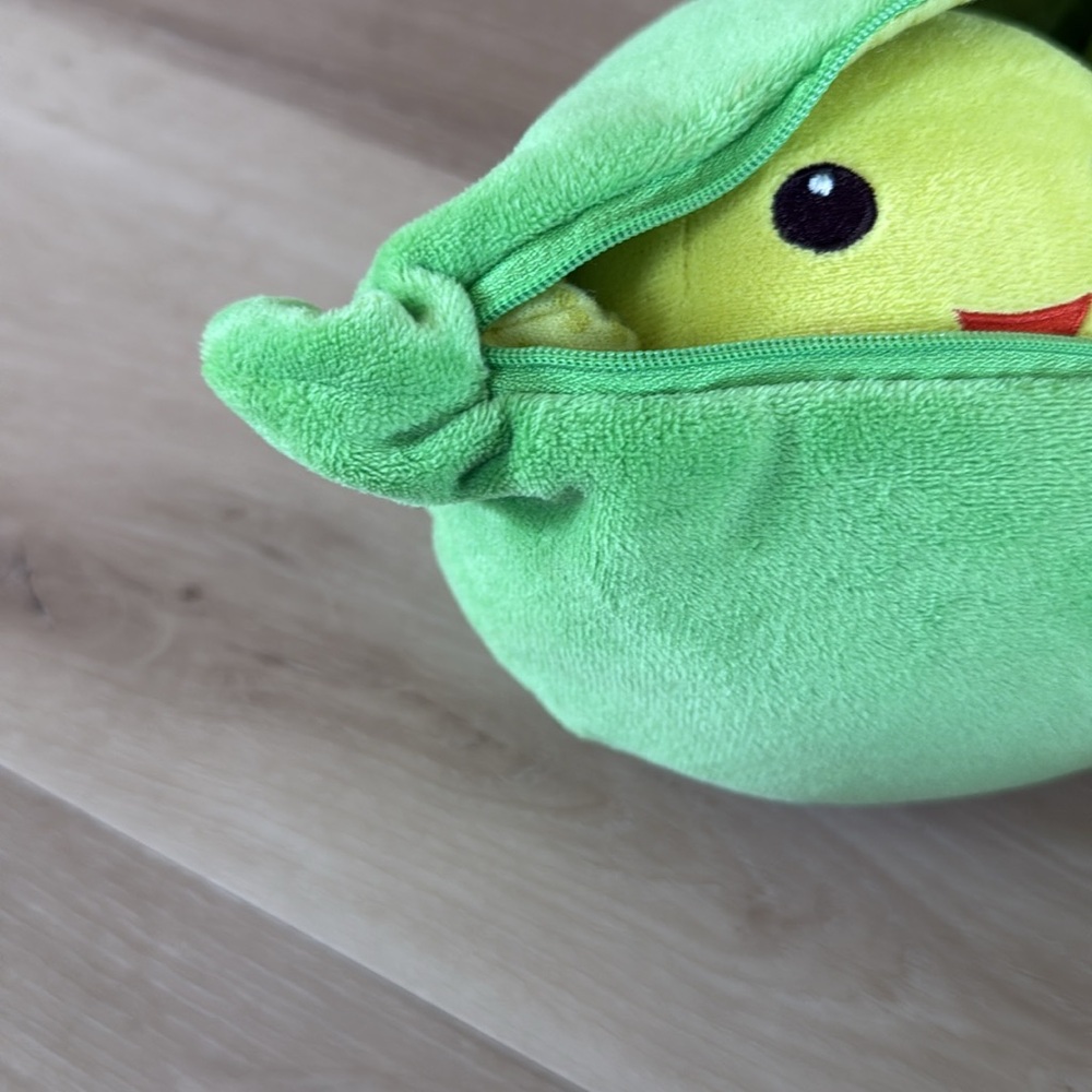 Disney Green Plush Toy Three Peas in a Pod ** LIKE NEW - Picture 2 of 10
